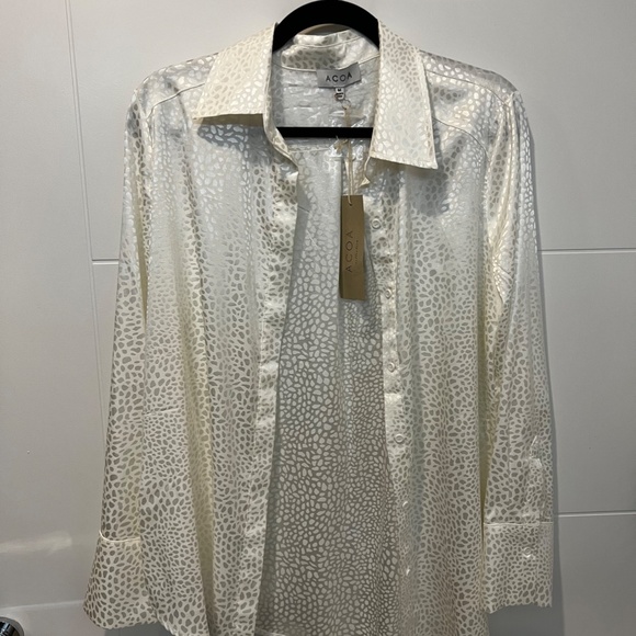 Acoa Vici Blue Moon Satin Embossed Button Down Blouse - Ivory, Size Medium - Picture 4 of 6